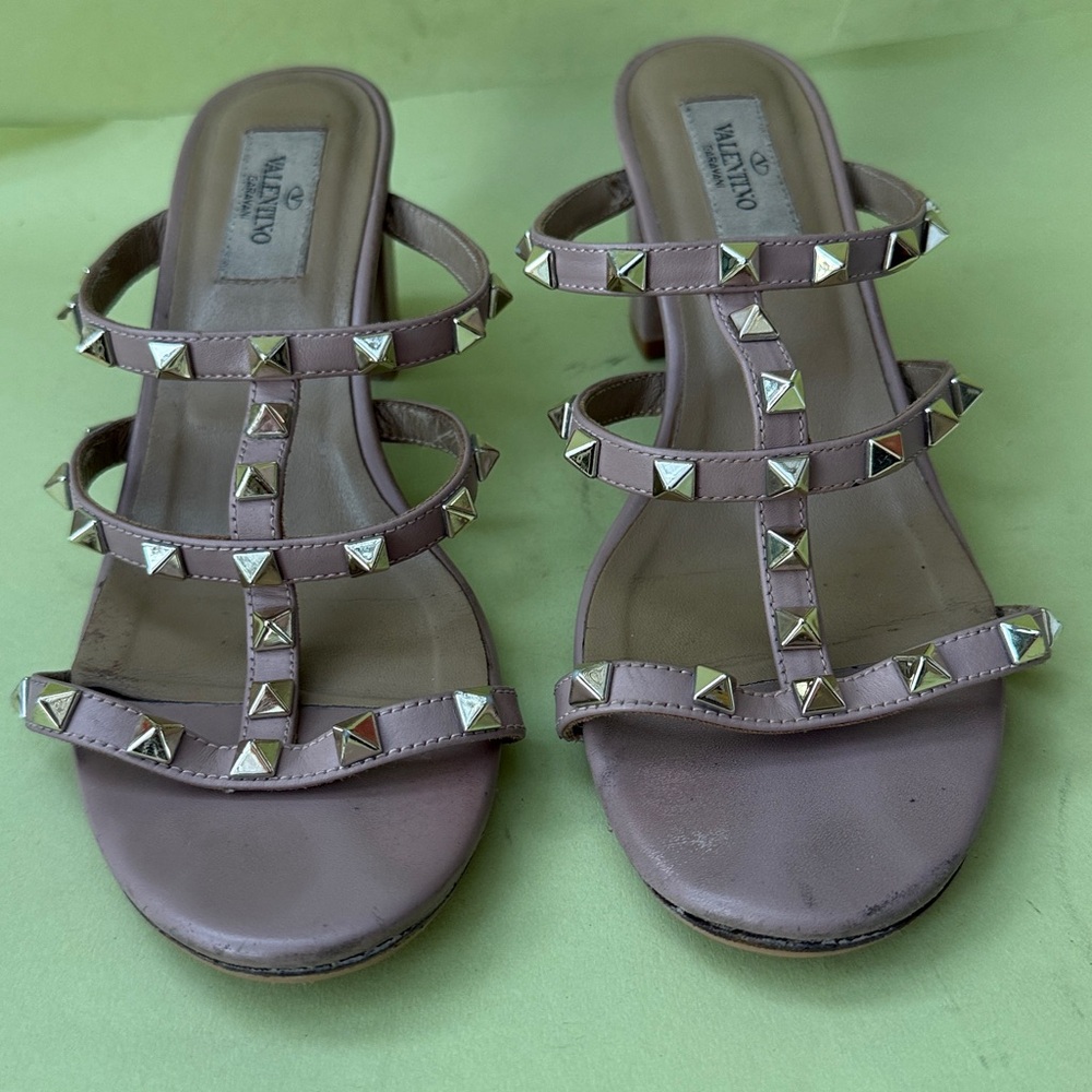Valentino Garavani Dusty Pink Sandals with Gold Accents and Chunky Heel - Picture 14 of 15